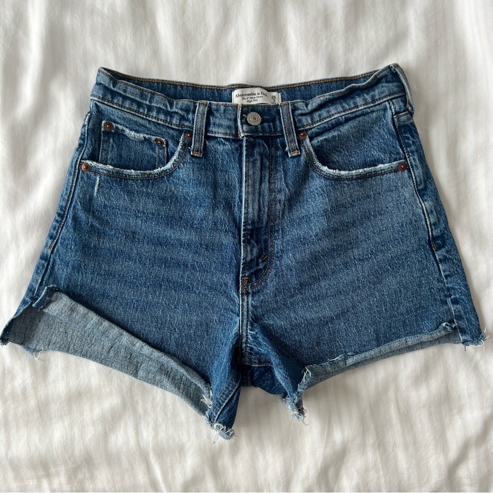 Abercrombie Mom shorts - medium dark wash, size 26
